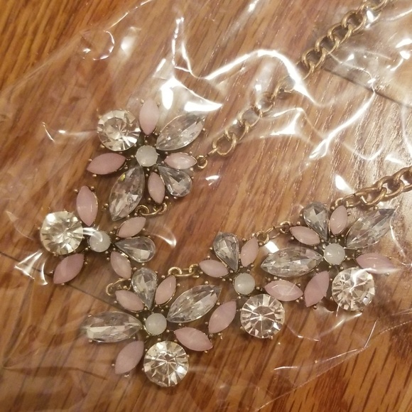 🔥One Left🔥Chunky Floral Statement Necklace - Picture 2 of 3